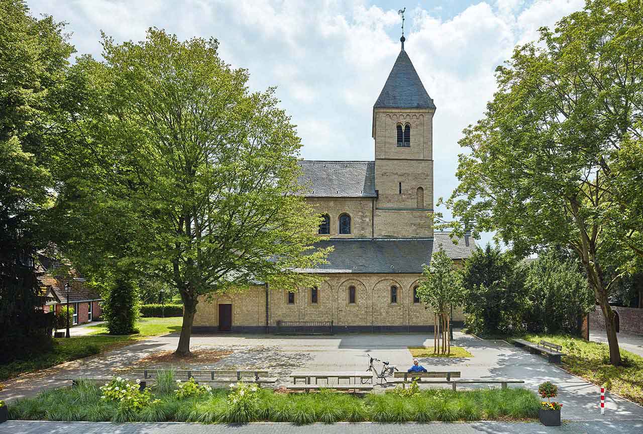 Der neue Dorfplatz in Düsseldorf Kalkum mit Blick auf die Kirche St. Lambertus