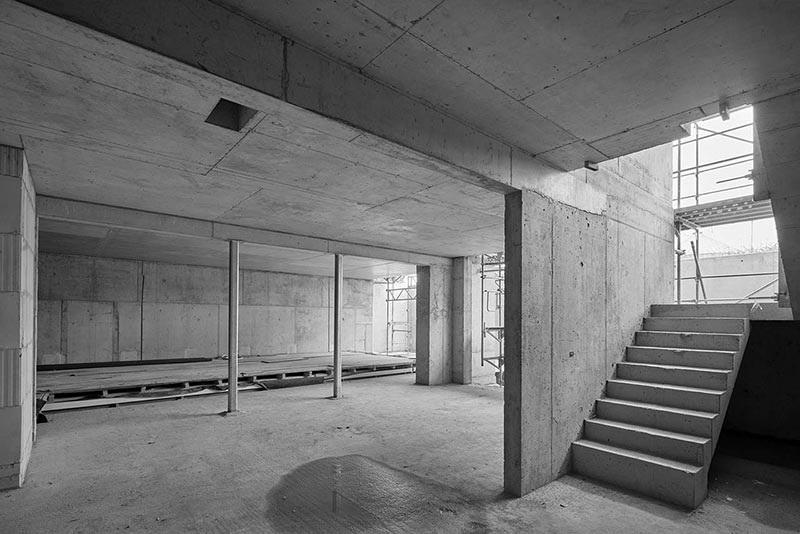 Innenansicht während der Bauphase eines modernen Einfamilienhauses in Betonbauweise