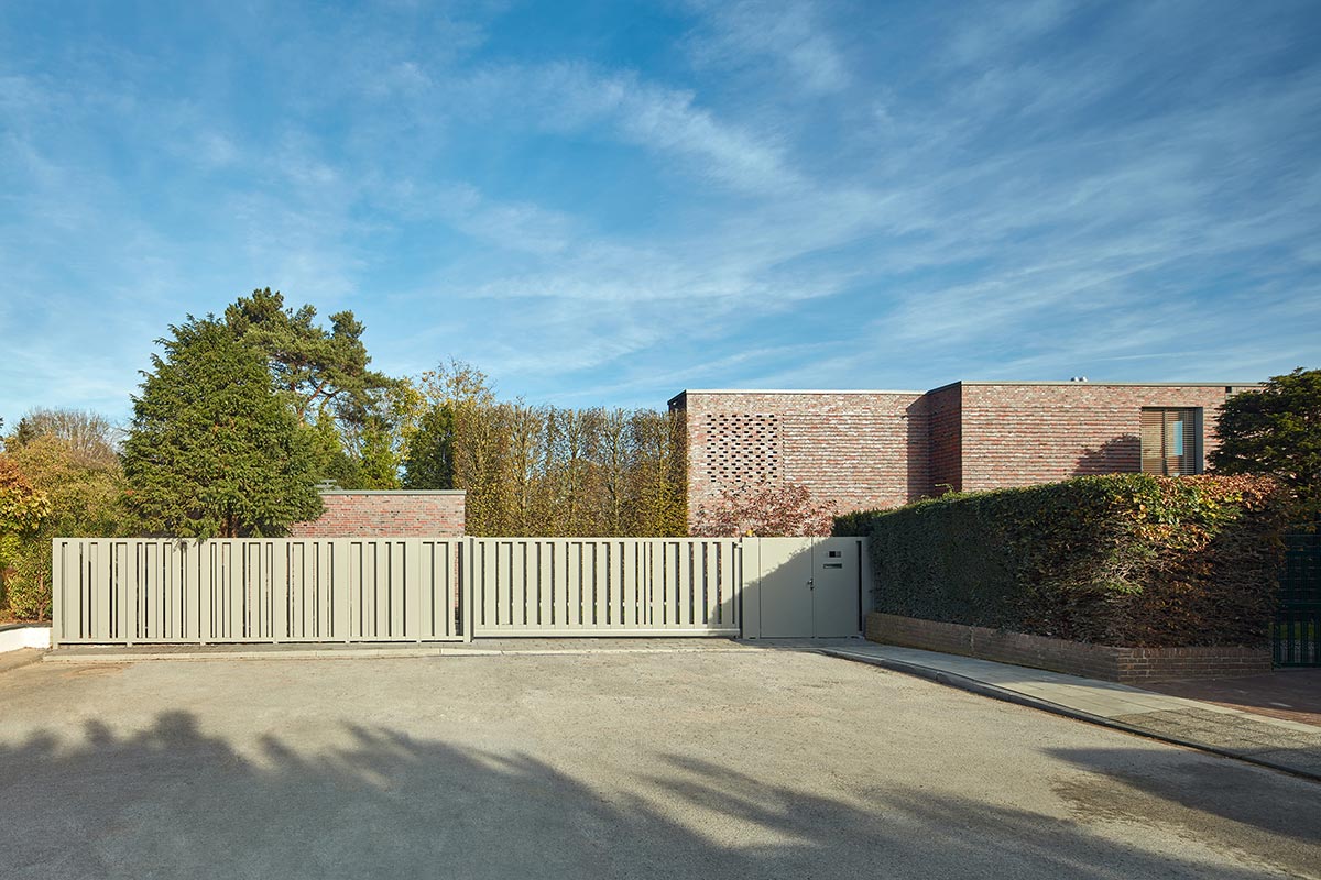 Blick auf das Tor und den Eingangsbereich einer modernen Villa