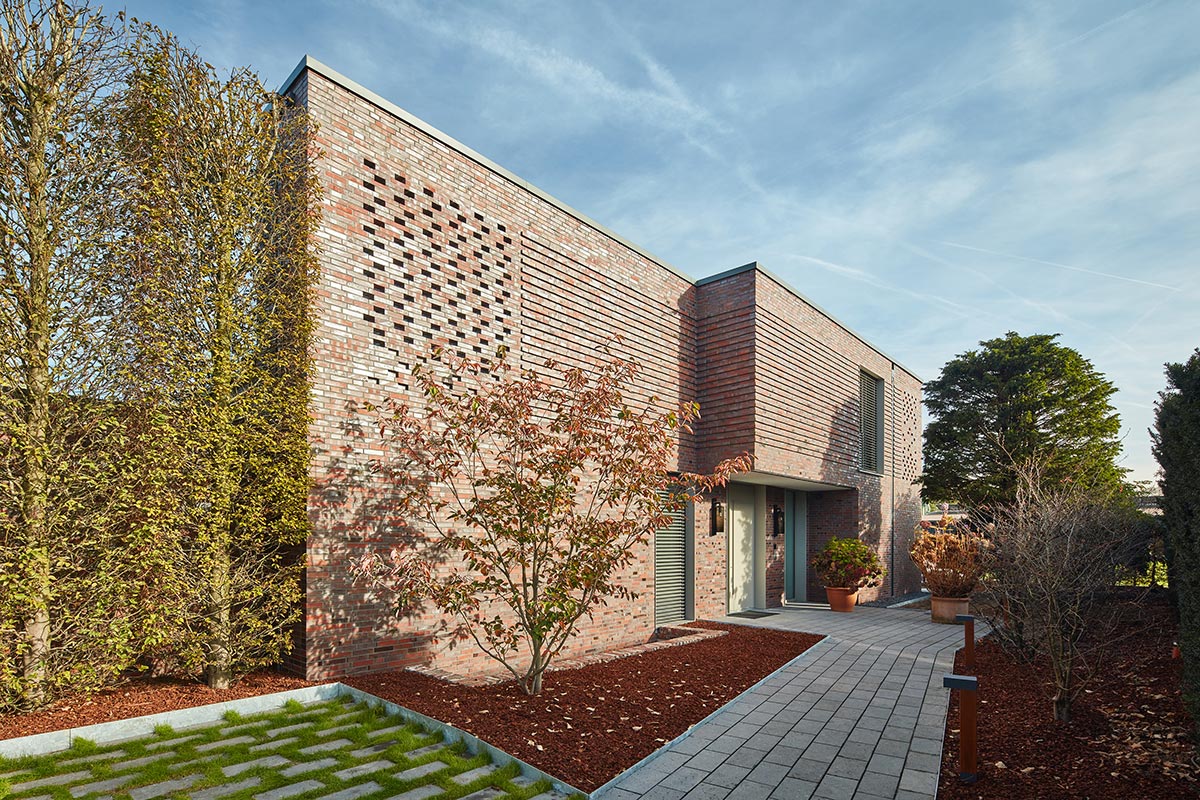 Vorgarten und Eingangssituation einer Villa des 21. Jahrhunderts