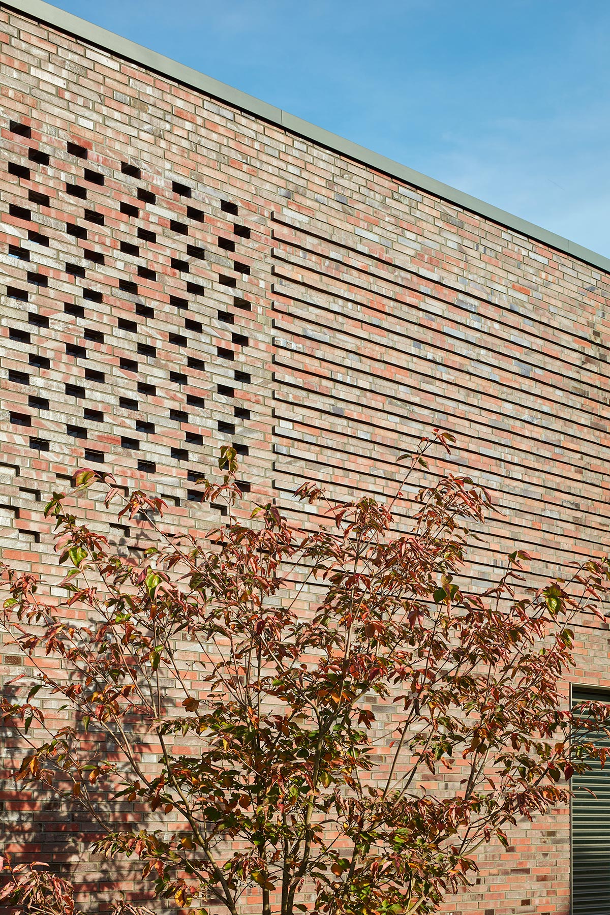 Die strukturierte Backsteinfassade einer modernen Villa