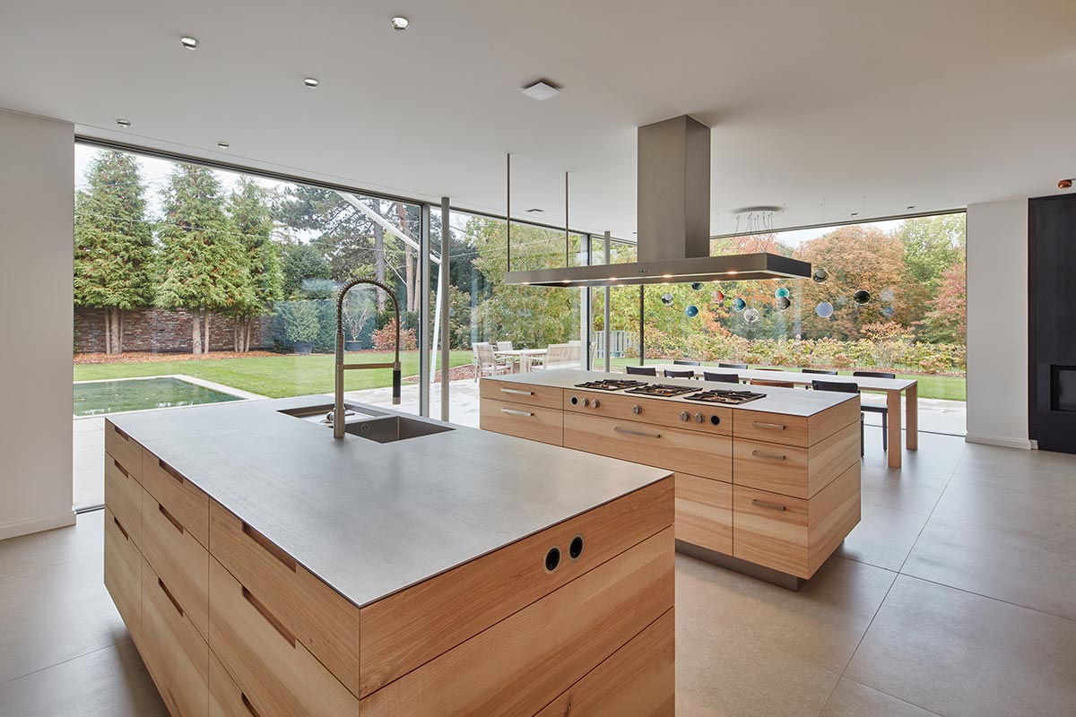 Großzügige Küche mit zwei Kücheninseln und zwei Glas-Außenwänden