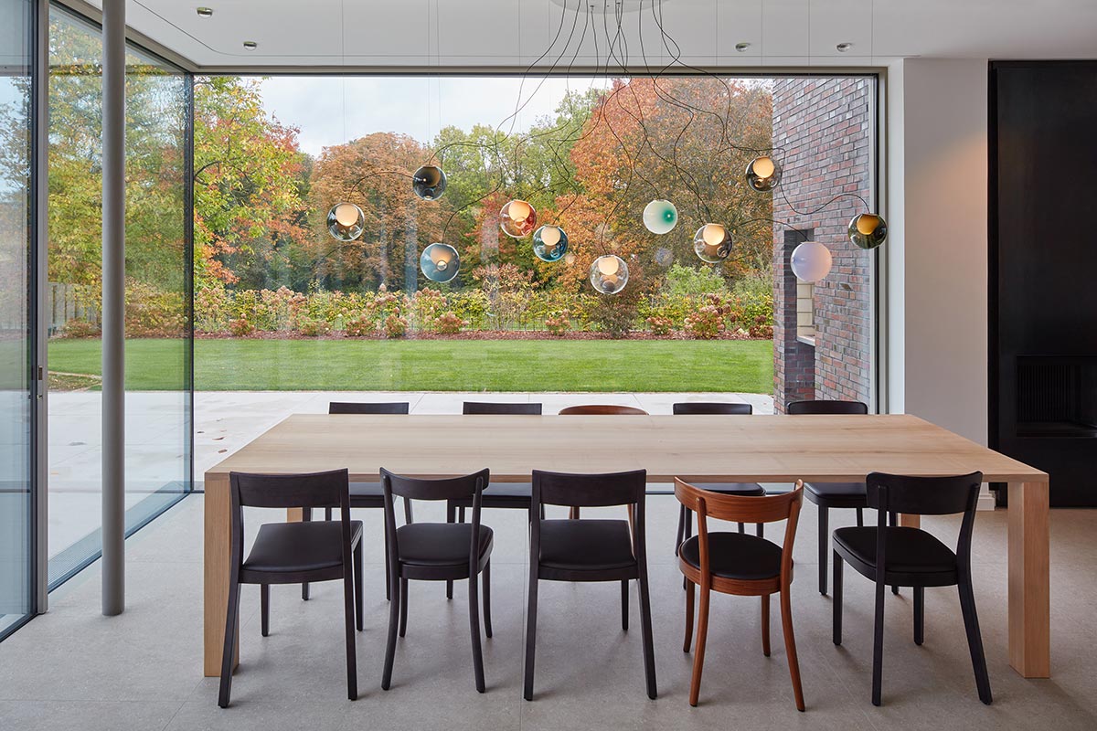 Esstisch mit Platz für zehn bis zwölf Personen