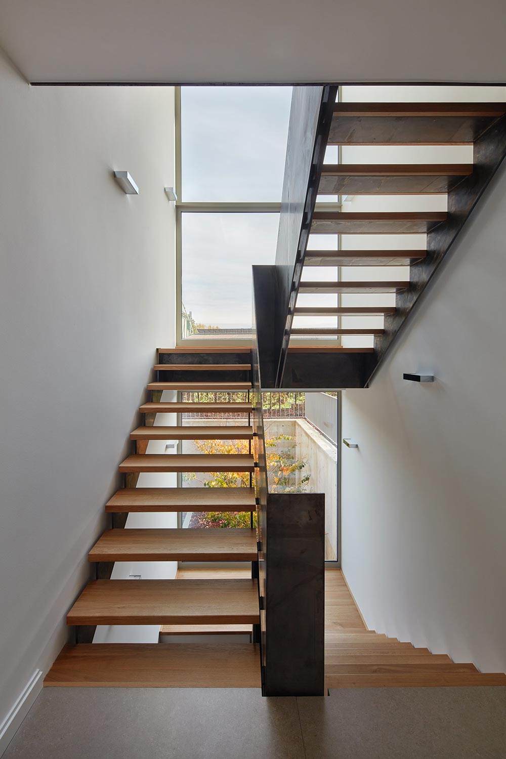 Lichtdurchflutetes, offenes Treppenhaus mit großzügiger Verglasung