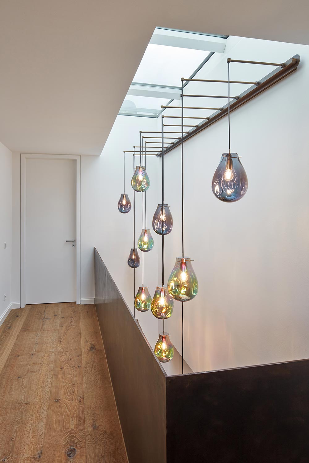 Luftraum über dem Treppenhaus mit großen Fenstern im Dach