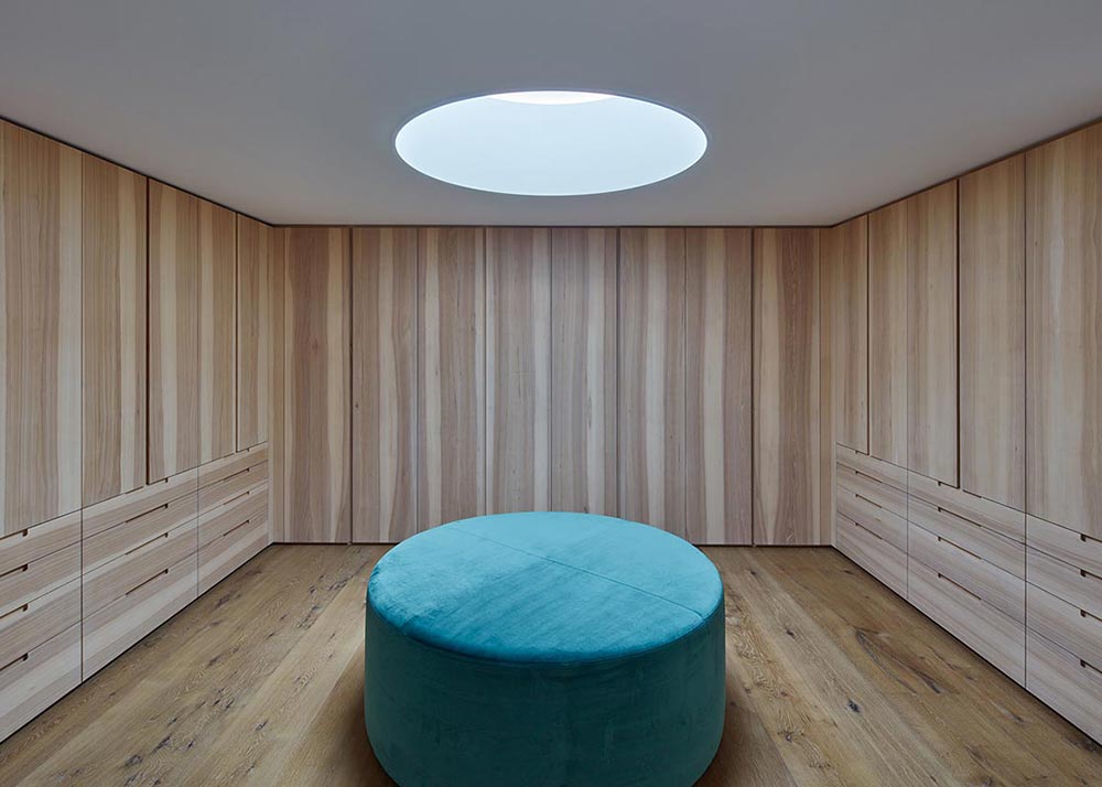 Großes Ankleidezimmer mit runder Lichtkuppel in der Decke