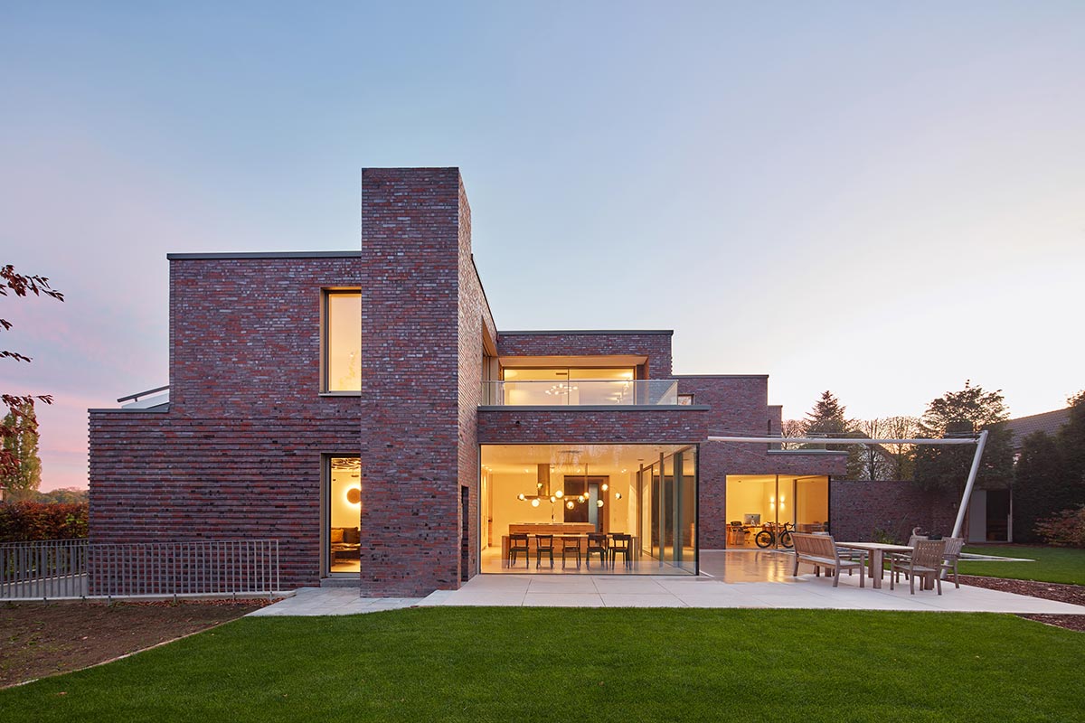 Blick in das erleuchtete Ineere einer luxuriösen Stadtvilla