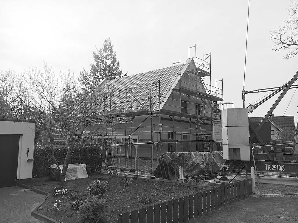 Eingerüstete Fassade eines Neubaus