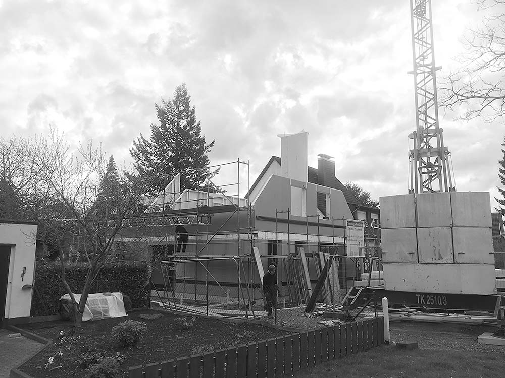 Vorgefertigte Elemente eines hauses in Holzbauweise werden montiert