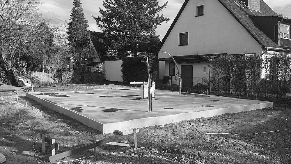 Ein Fertigbauteil für ein Haus in Holzbauweise wird montiert