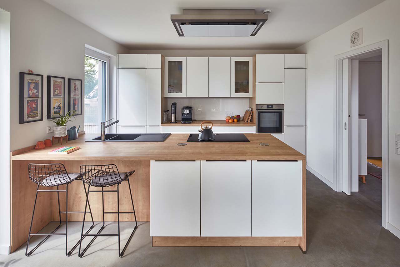 Moderne Einbauküche in einem neuen Einfamilienhaus in Holzbauweise