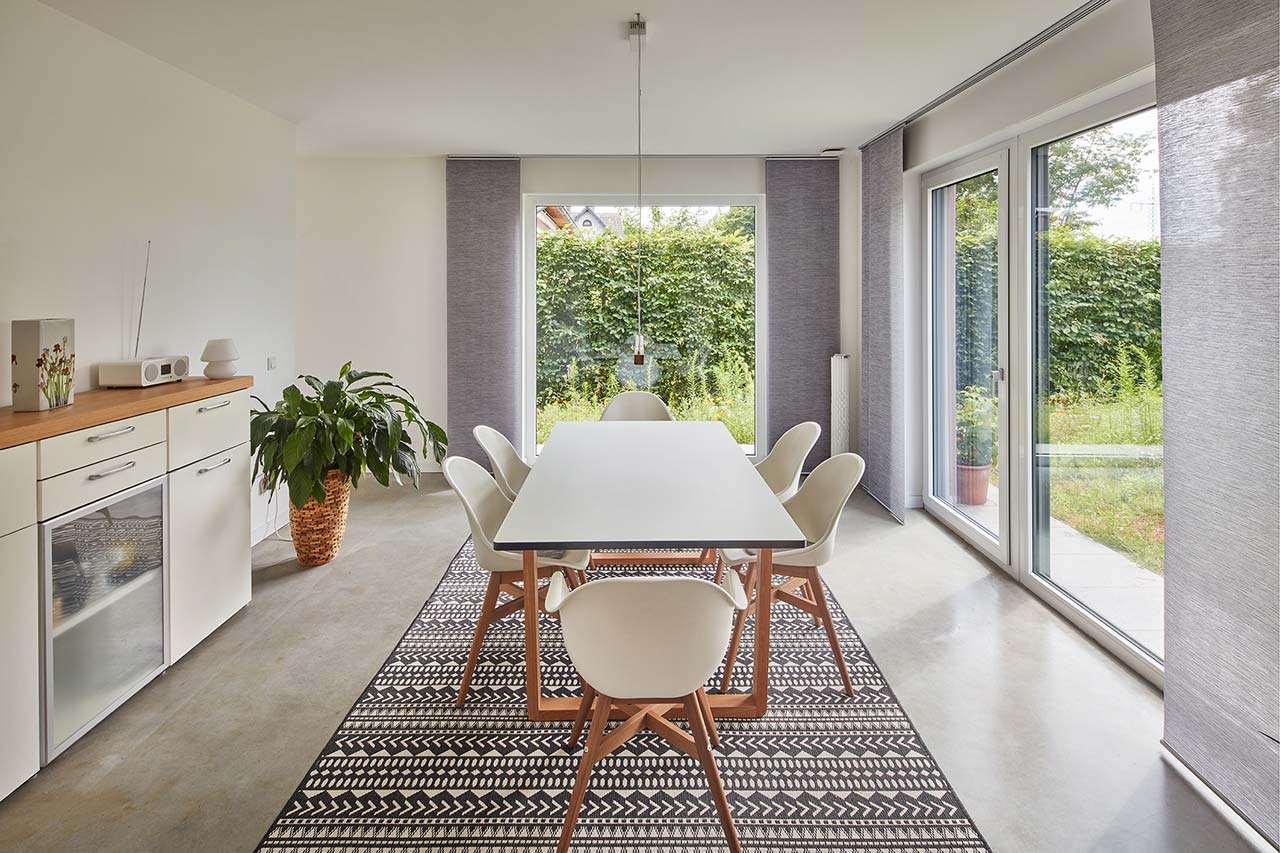 Großzügiges, modernes, helles Esszimmer