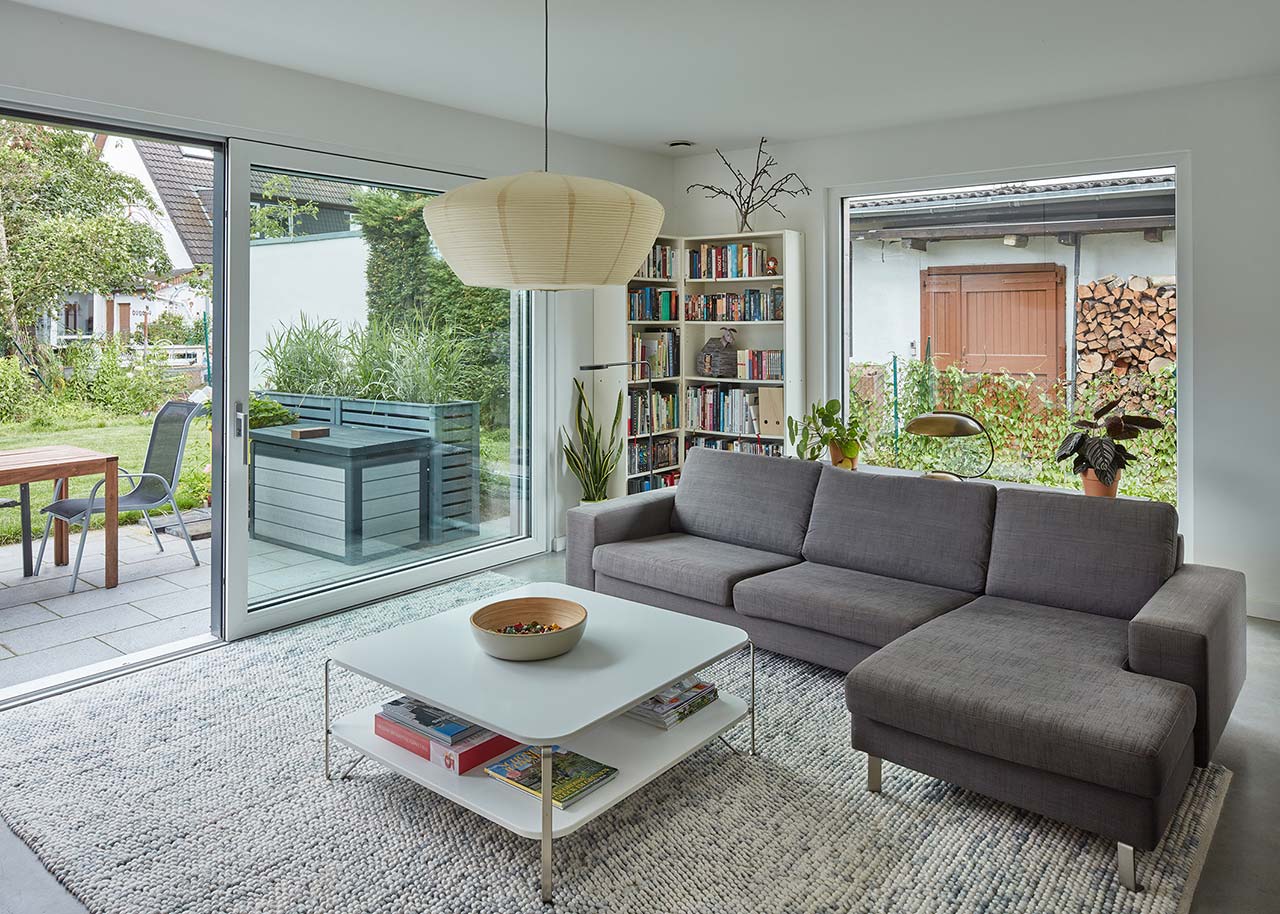 Heller Wohnraum mit großen bodentiefen Fensterfronten