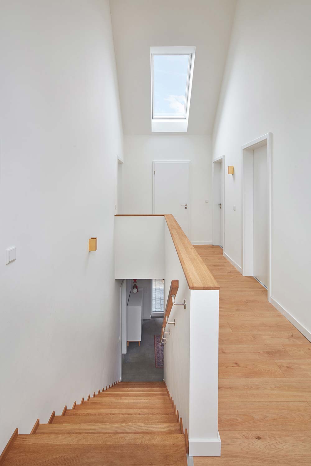 Helles Treppenhaus mit Oberlichtern im Dachgeschoss