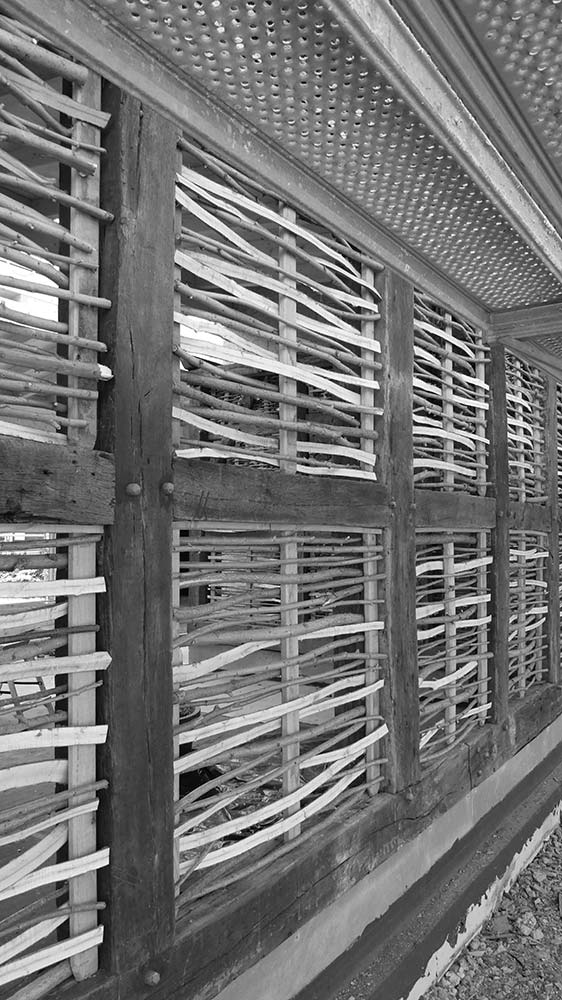 Holzbauweise mit Fachwerkdetail.