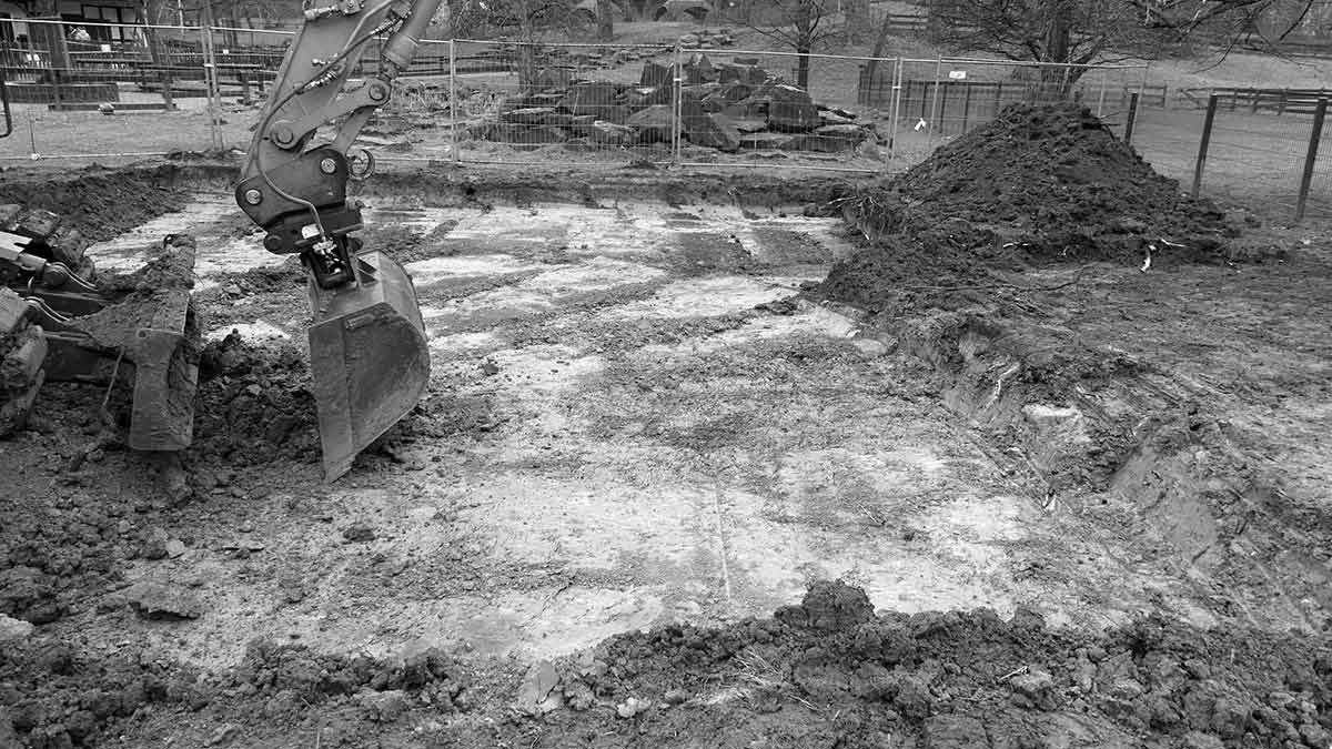 Ein Bagger bereitet den Baugrund vor.