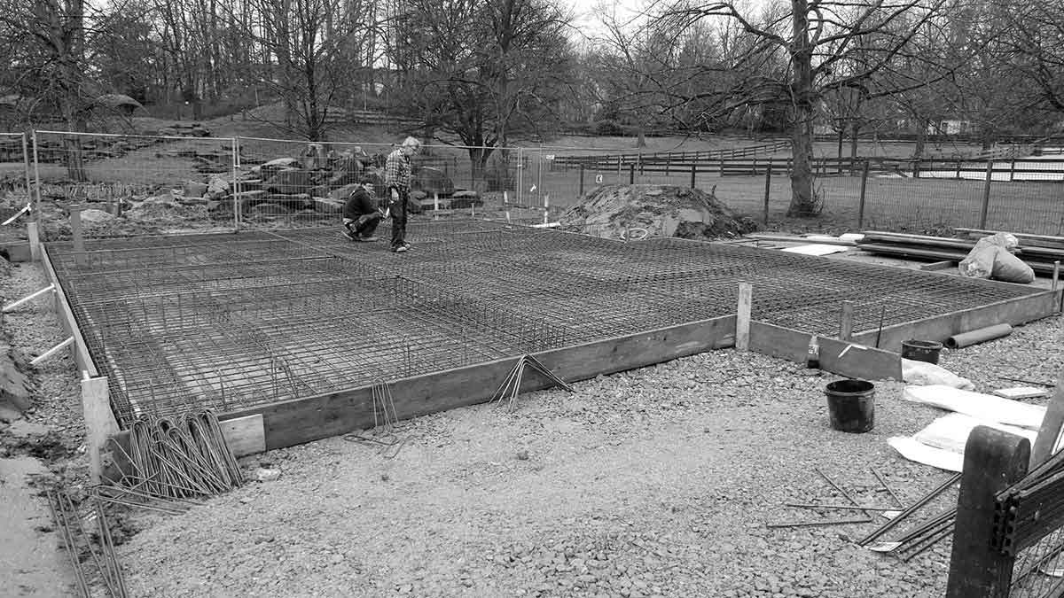 Die Bodenplatte für das neue Stallgebäude wird vorbereitet