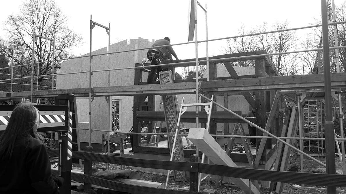 Die Wände eines neuen Stallgebäudes werden errichtet.