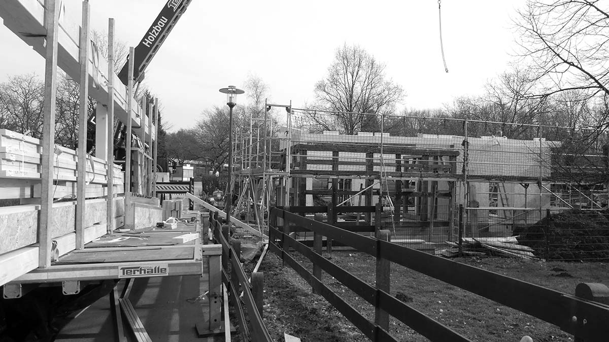 Ein Gebäude aus Holz wird errichtet.