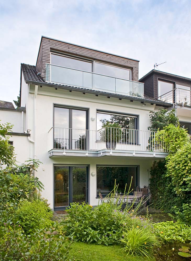 Zweiteiliges Hebe-Schiebefenster im Dachgeschoss eines umgebauten Reihenhauses in Essen.