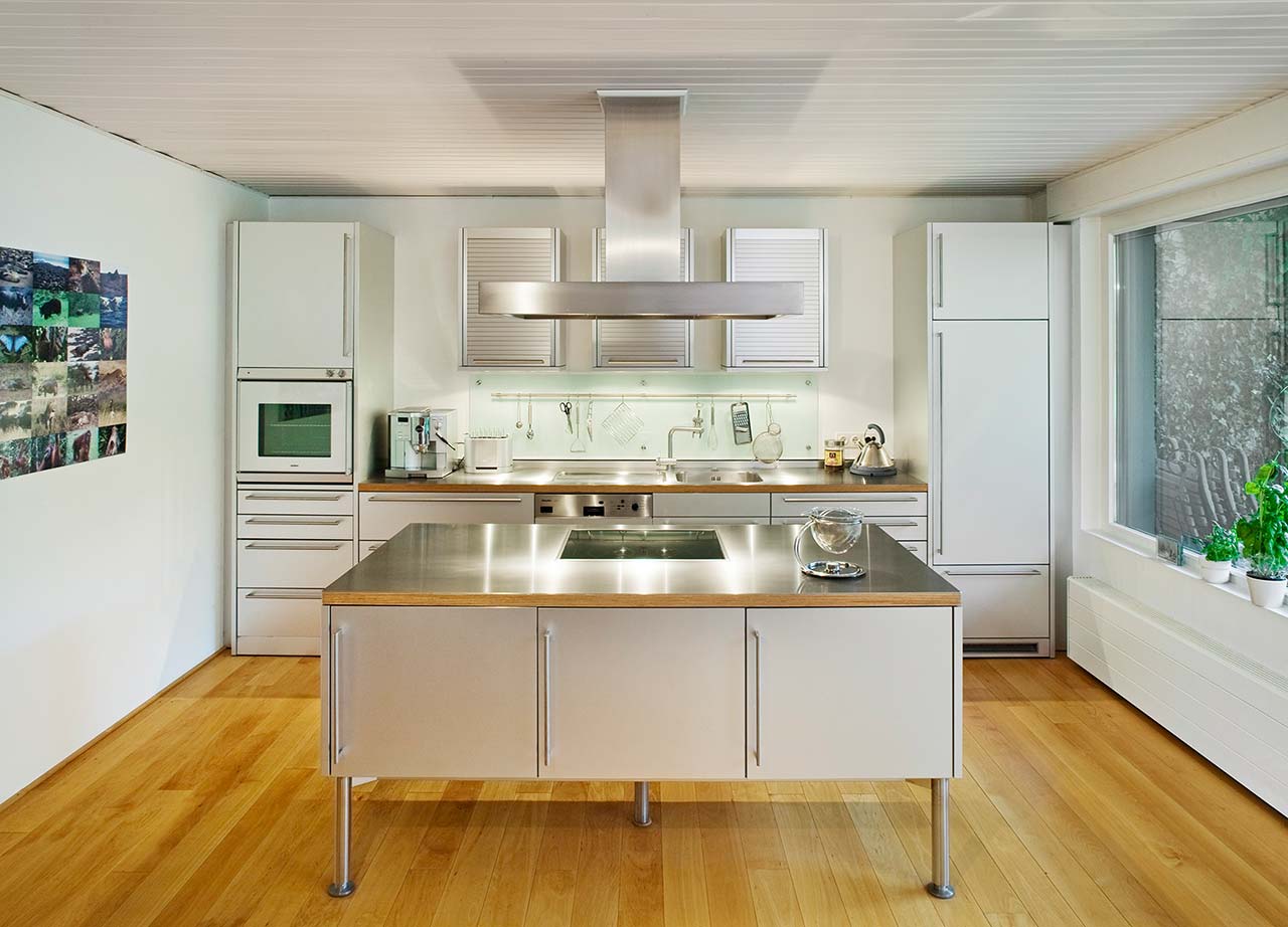 Moderne Einbauküche in einem sanierten Reihenhaus in Essen.