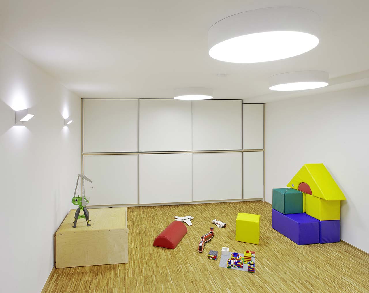 Spielzimmer mit großzügiger Tageslicht-Deckenbeleuchtung.