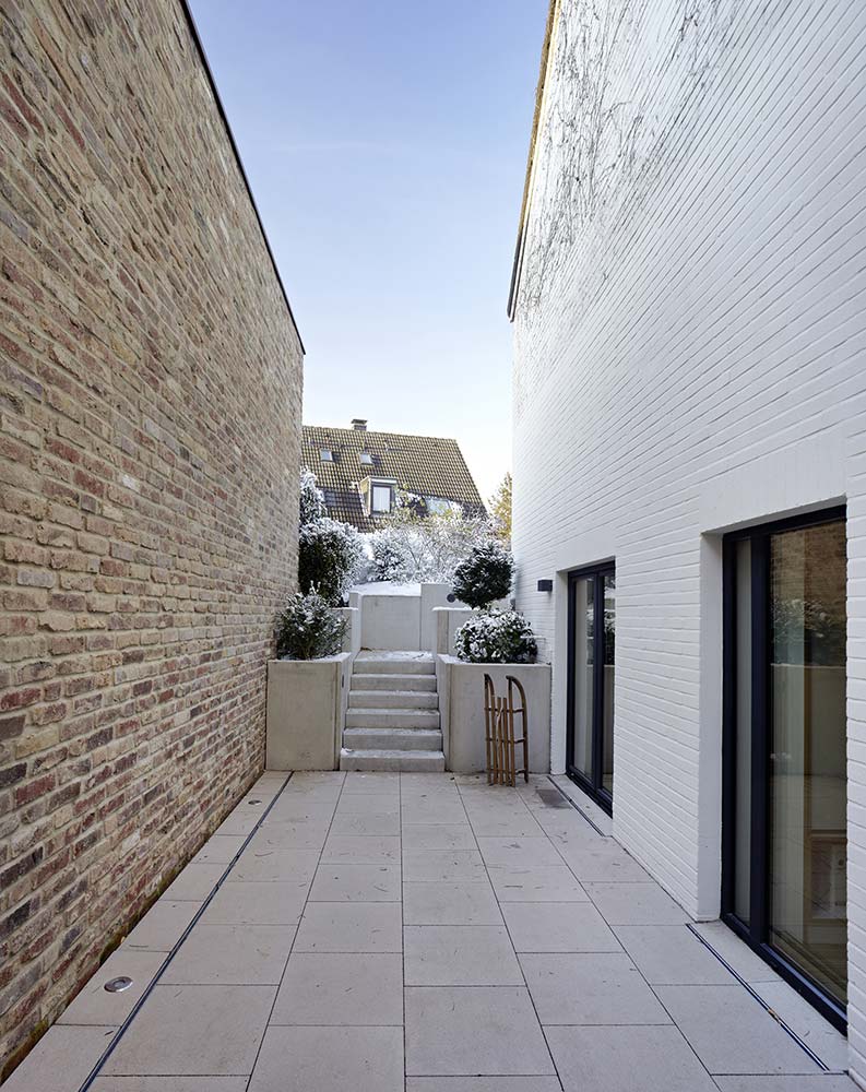 Die Treppe zum Kinderspielhof mit bodentiefen Fenstertüren.