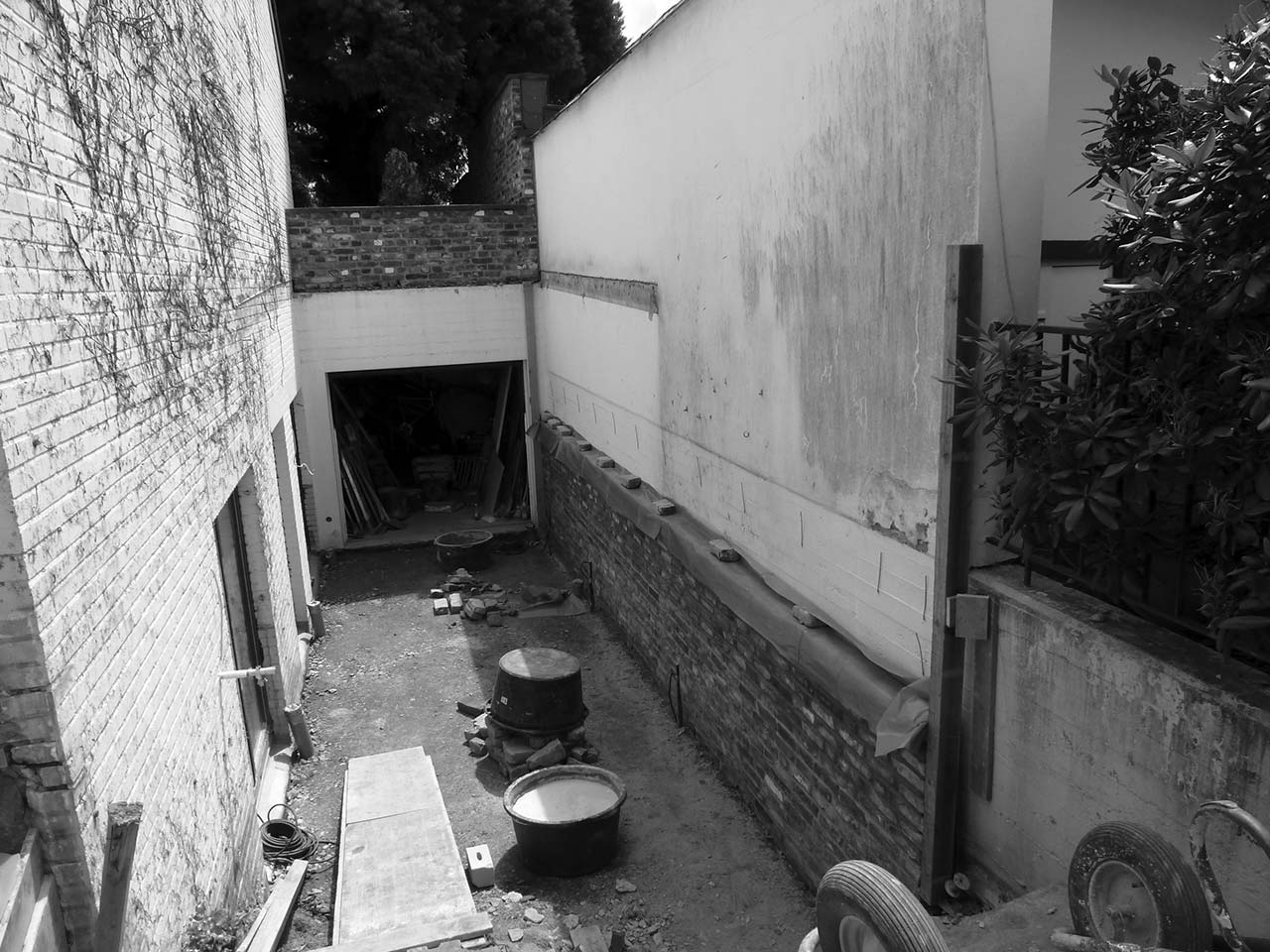 Baustelle mit abgesenktem Boden.