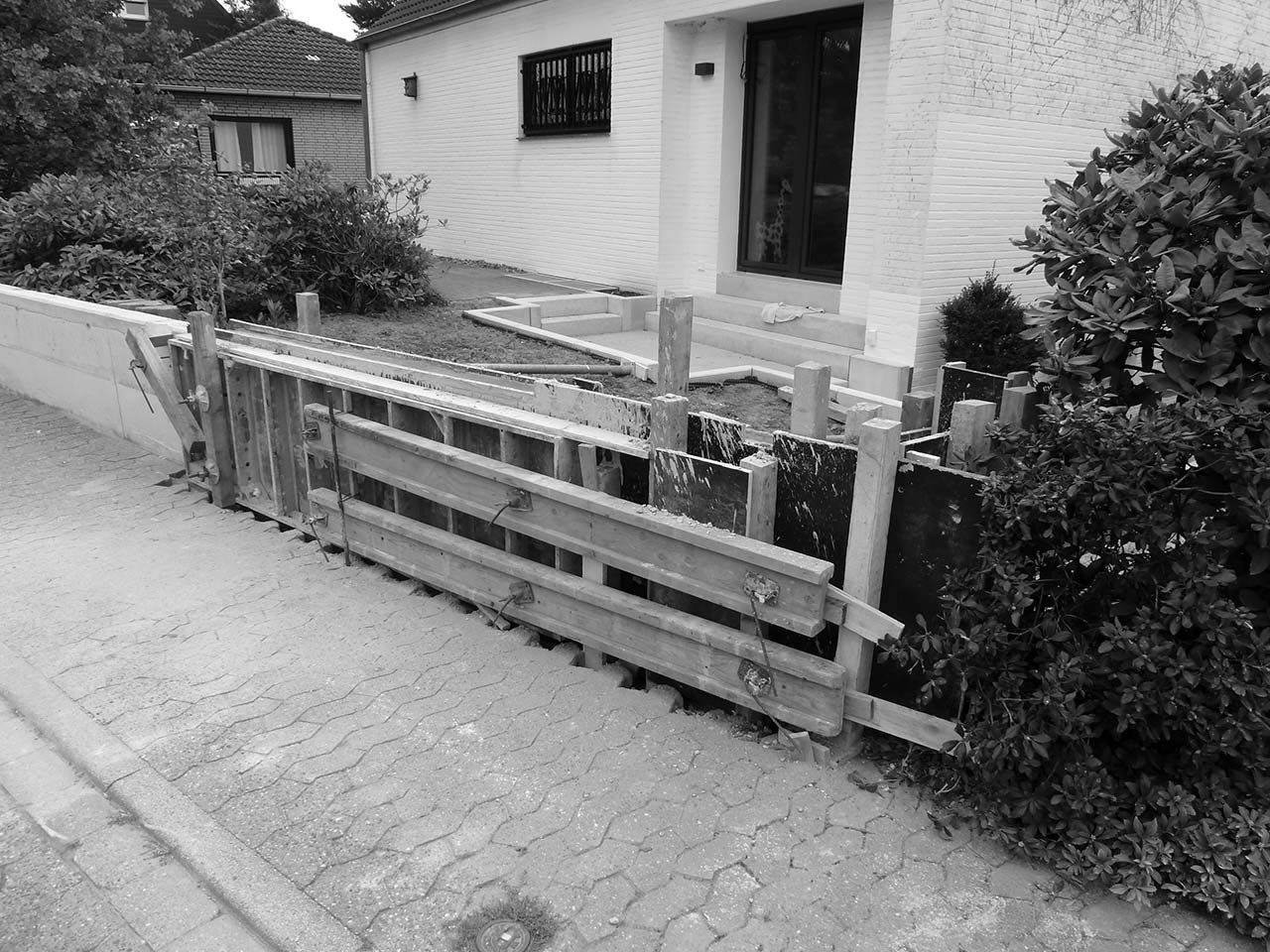 Baustelle mit Verschalungsbrettern.