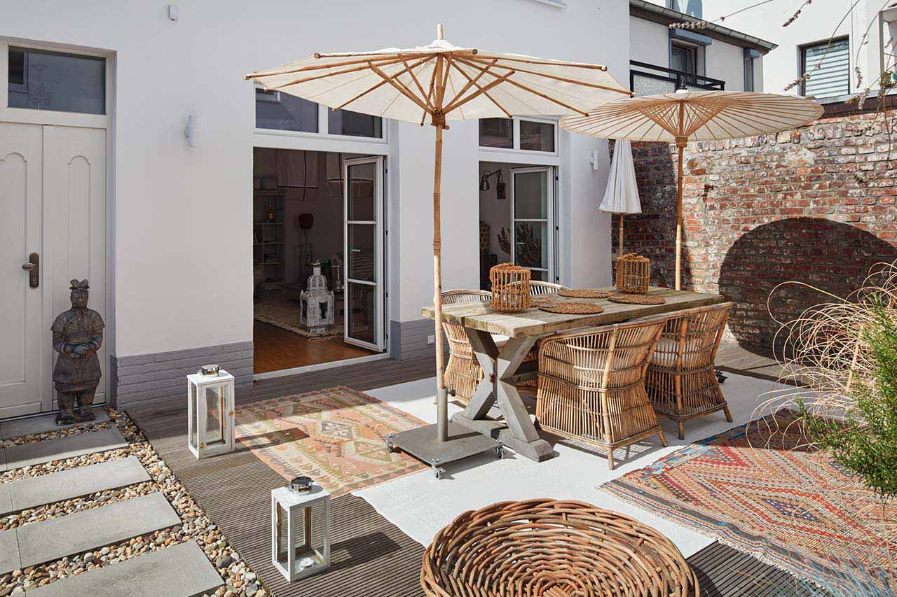 Außenbereich des Hofgebäudes mit wohnlicher Möblierung.