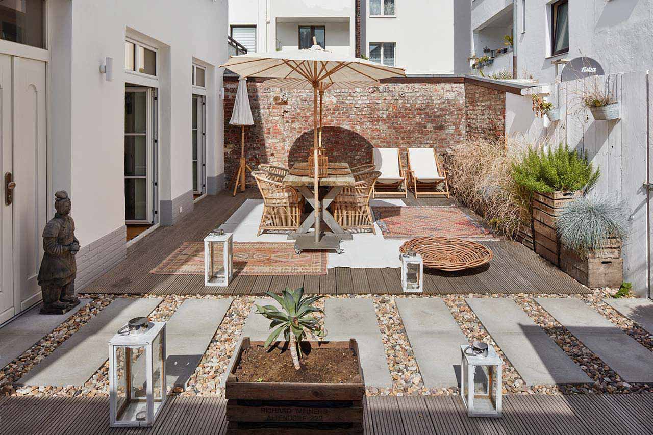 Wohnlich gestalteter Innenhof eines umgebauten Gewerbebetriebs.