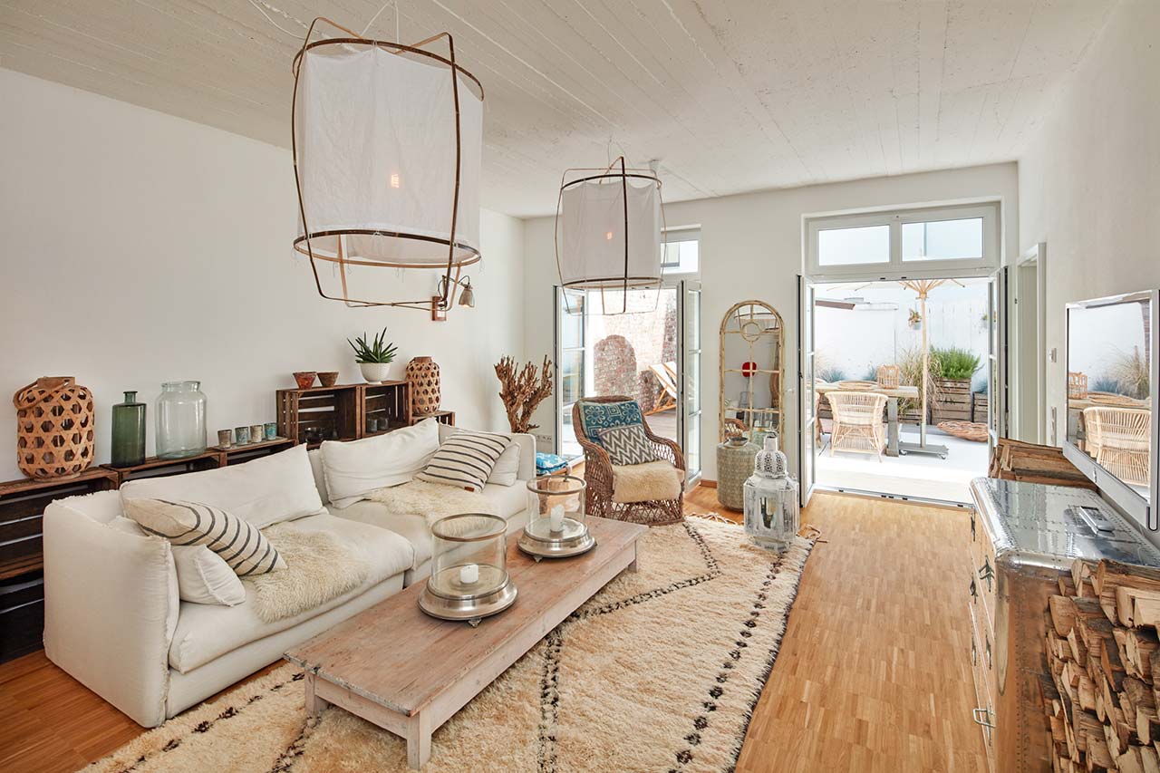 Wohnraum im alten Gewerbegebäude mit Industrieparkett als Boden.