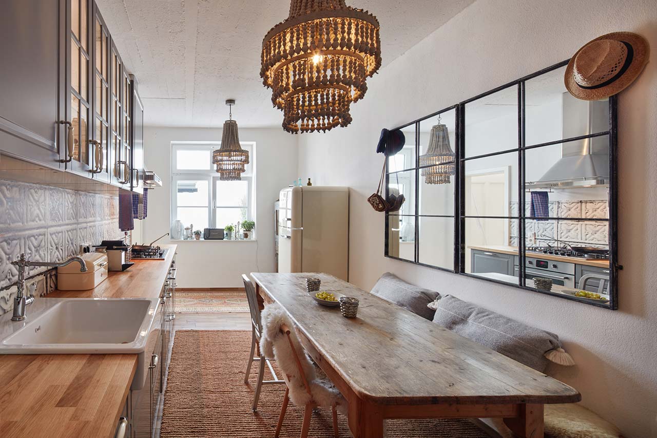 Modernisierte Küche mit Essbereich im alten Hofgebäude.