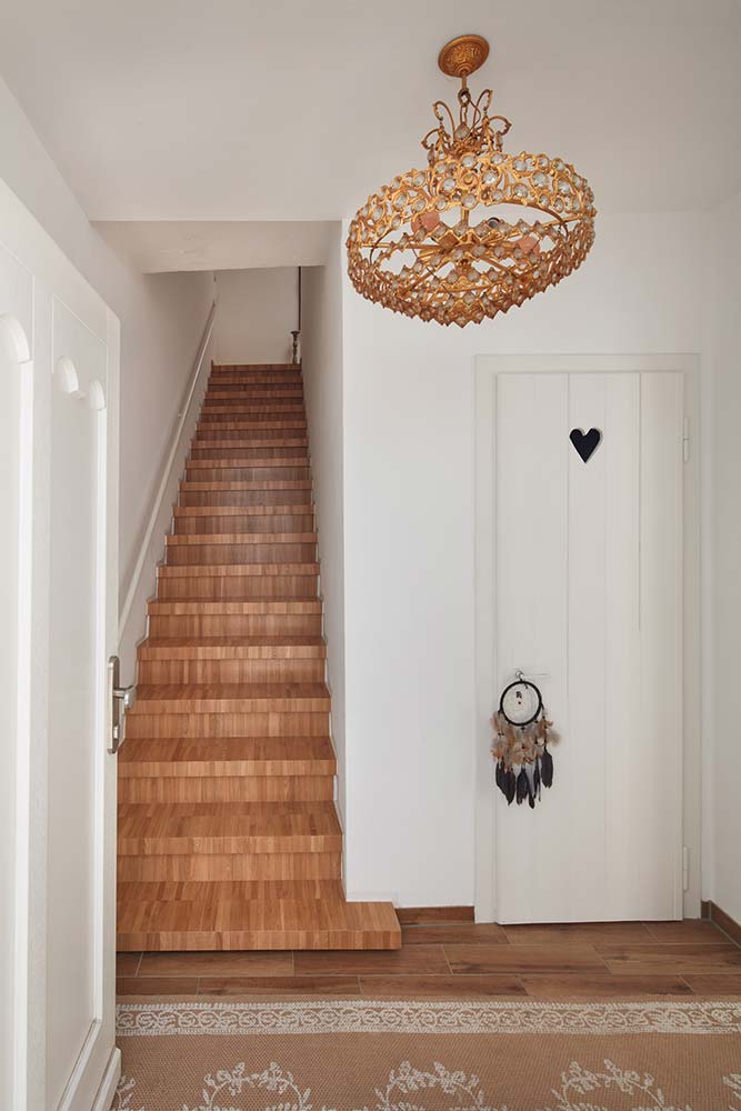 Neue Holztreppe im modernisierten alten Gewerbehof-Gebäude