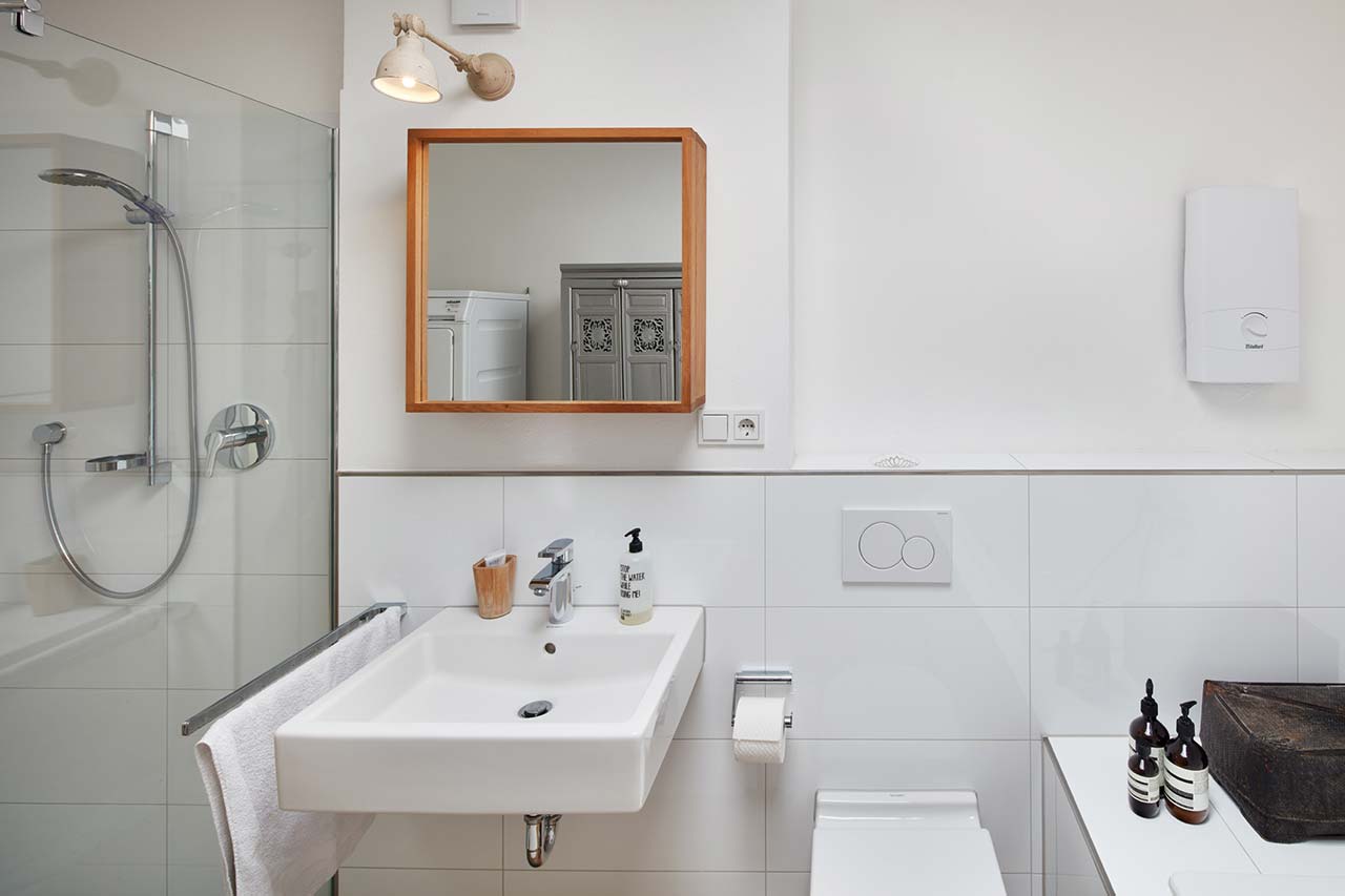 Modernes Badezimmer in einem alten, modernisierten, sanierten Hofgebäude.