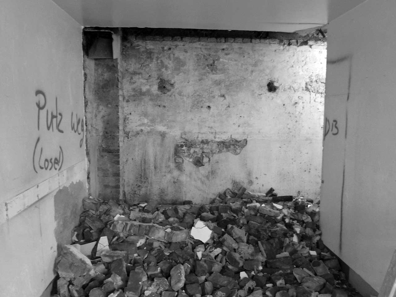 Aufgerissener Boden in einem Gebäude, das gerade saniert wird.