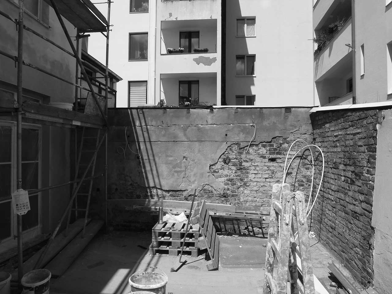 Gerüst und Baugeräte in einem zu renovierenden Hof.