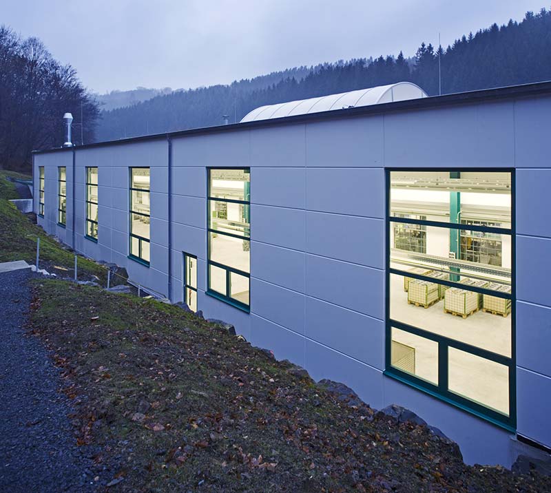 Neubau einer Industriehalle mit großen Fenstern.