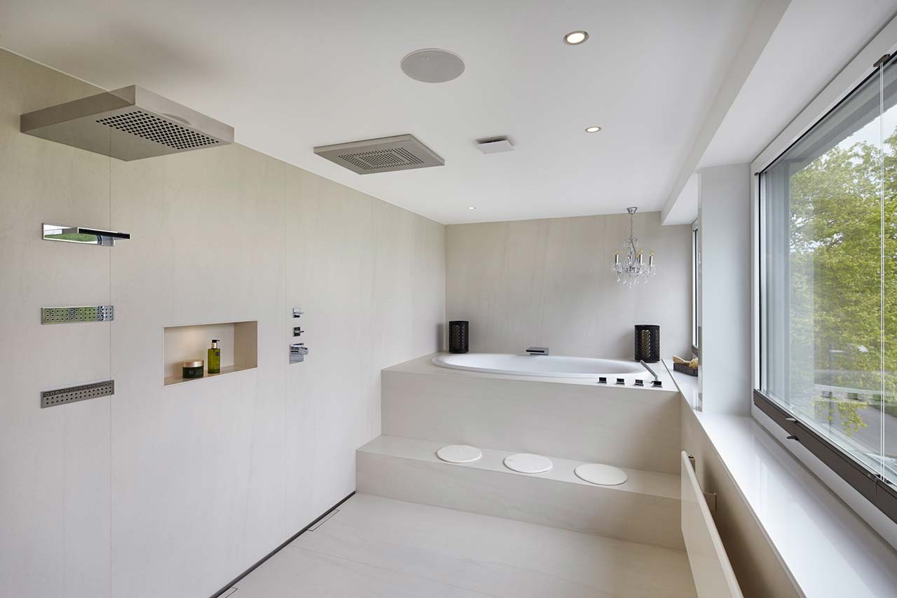 Erhöhter Wannenbereich in einem modernisierten Badezimmer.