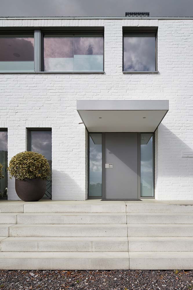 Eingangstreppe und Haustür eines modernisierten Zweifamilienhauses aus den 60er Jahren.