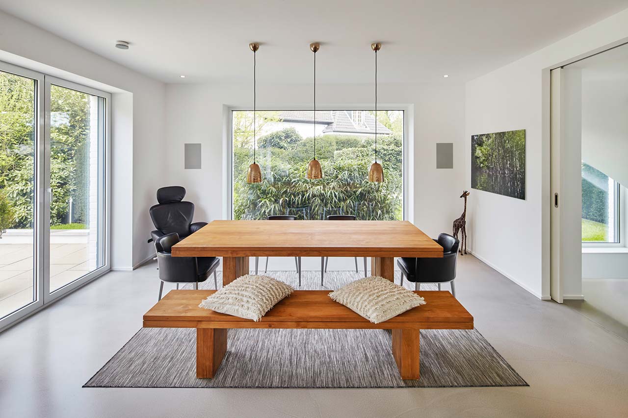 Großer, heller, luftiger Wohnraum in einem modernisierten alten Haus.