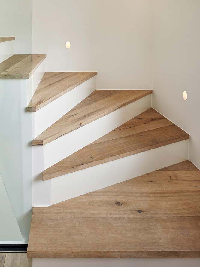 Detailaufnahme einer Treppe mit Holzstufen.