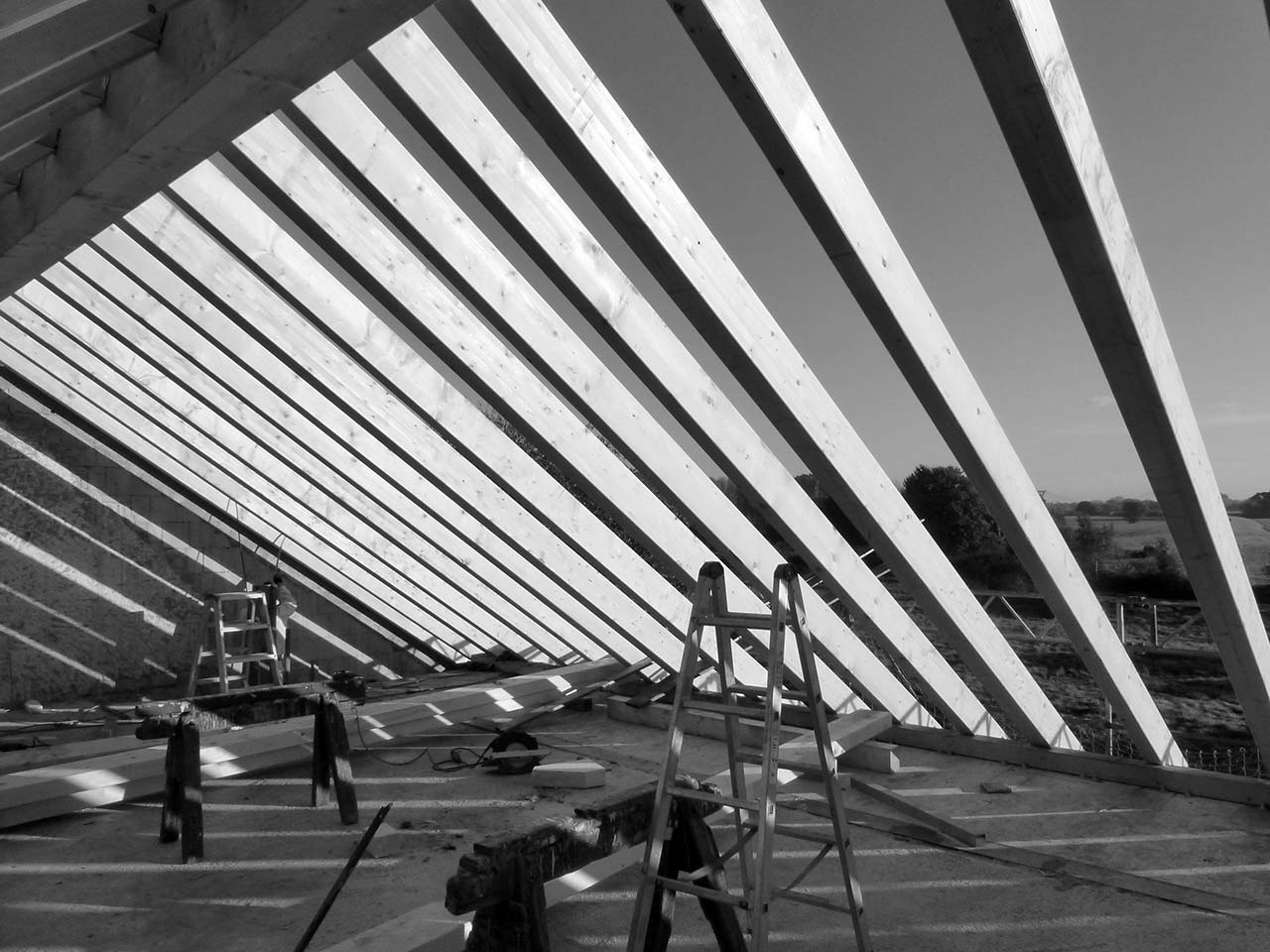 Freiliegende Dachbalken bei dem Neubau eines Dachstuhls.