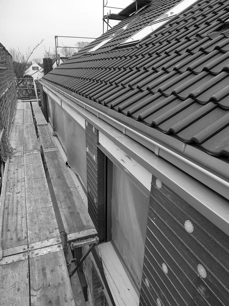 Baugerüst an einem Dachstuhl.