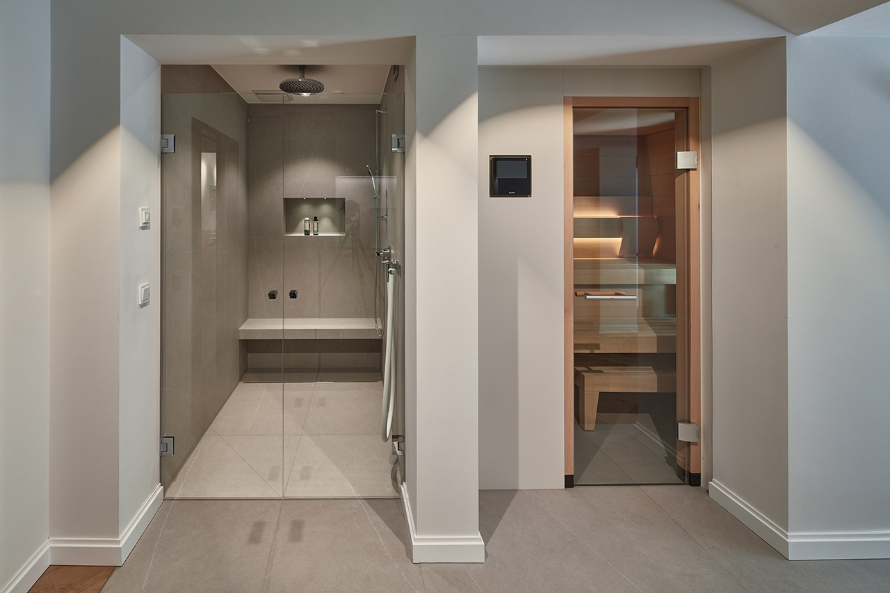 Sauna mit daneben liegender begehbarer Dusche