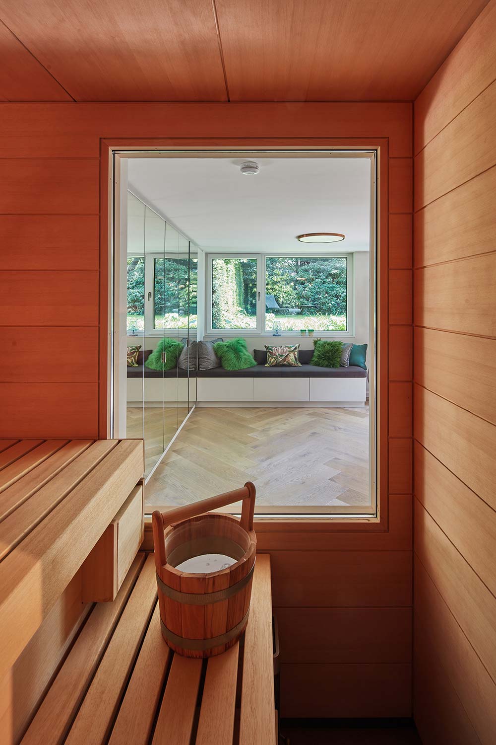 Sauna mit Fenster in einem Souterrain