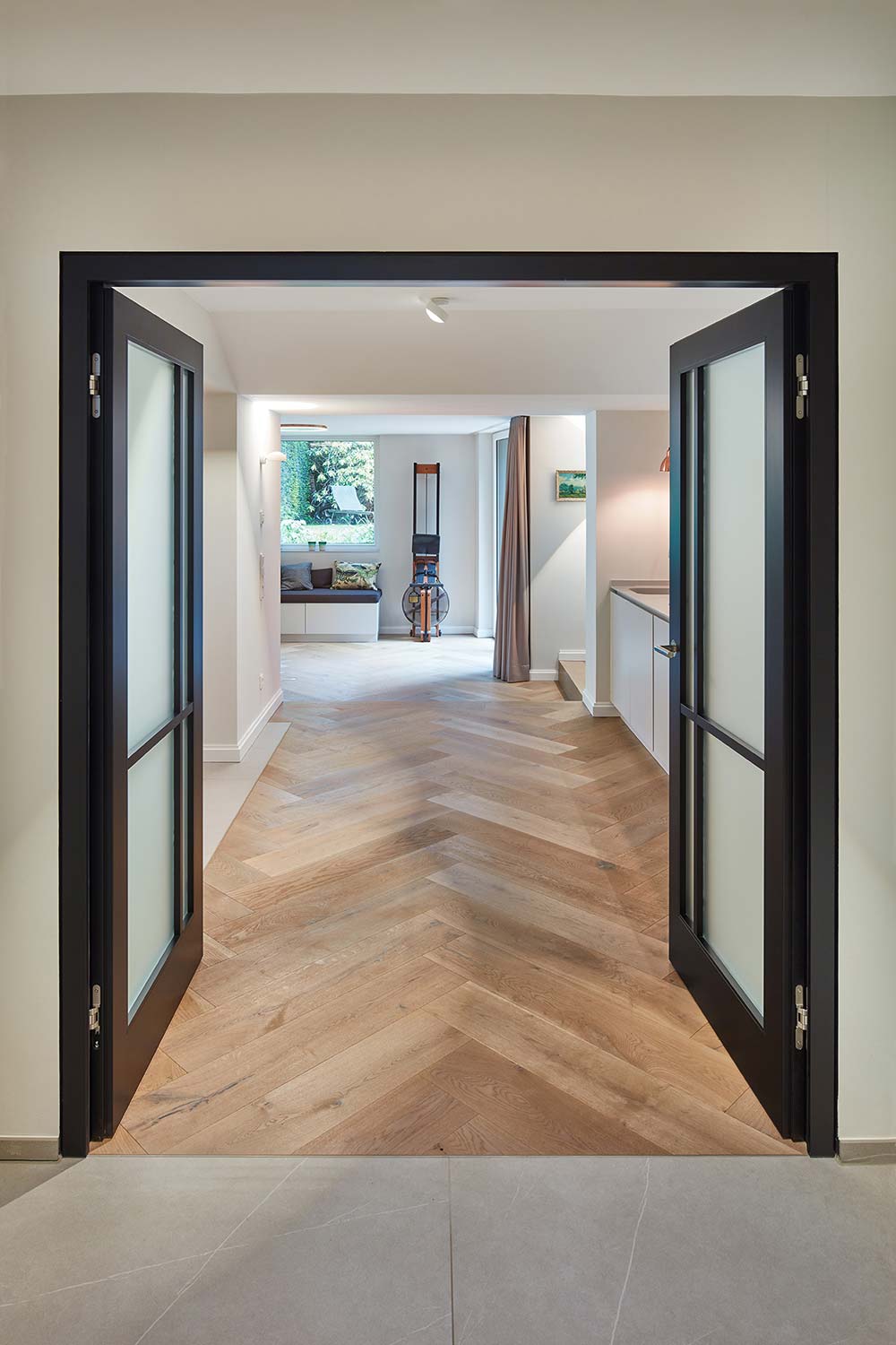 Doppel-Flügeltüren mit schwarzem Rahmen und Milchglas-Türfüllung