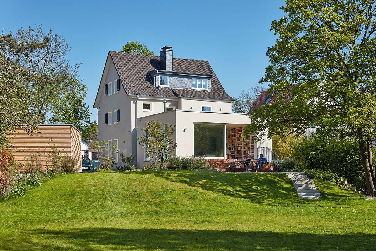 Anbau eines Stadthaueses mit Zugangstreppe zum Garten.