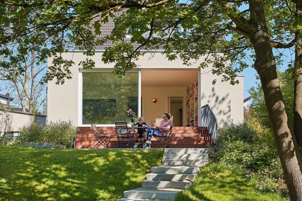 Anbau eines alten Stadthauses, Terrasse mit Treppe in den tiefer liegenden Garten.