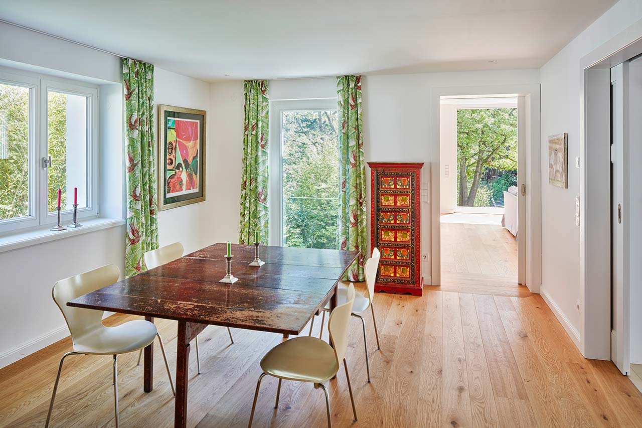 Moderner Essplatz im alten Stadthaus.